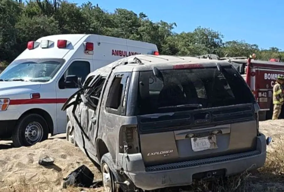 Auxilian a camioneta por accidente carretero