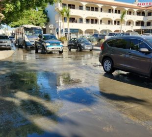 Aguas negras en avenida Leona Vicario.