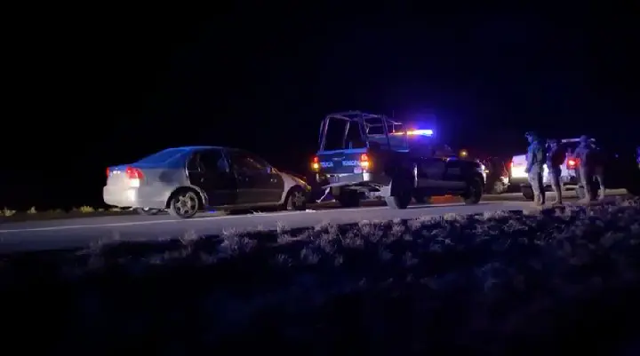 Auto choca contra patrulla de policía