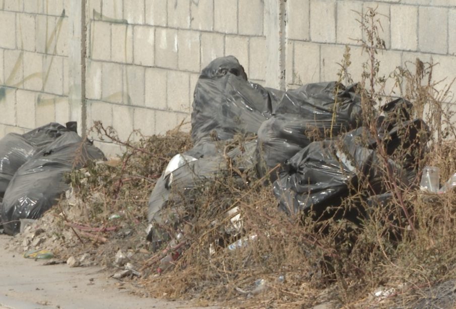 Basura obstruyendo la banqueta