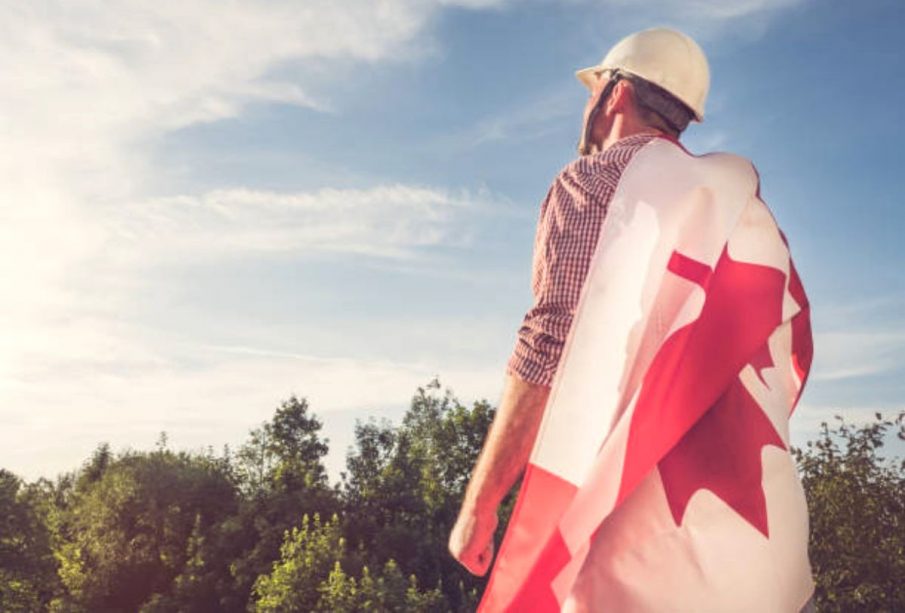 Obrero con bandera de Canadá