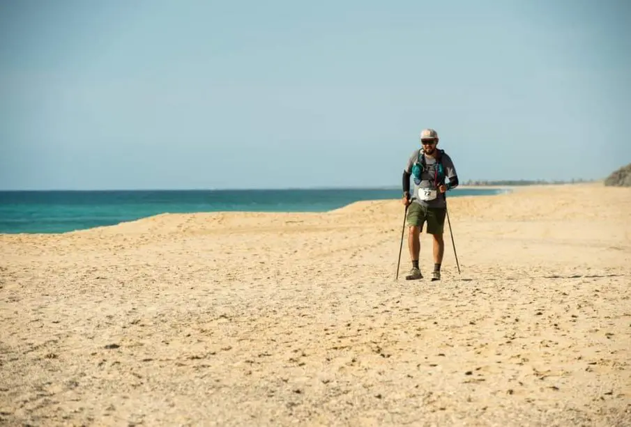 Hombre caminando en playa