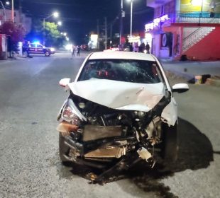 Automóvil dañado tras choque en La Paz