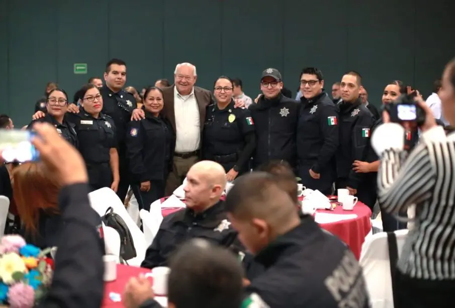 Gobernador de BCS con policías