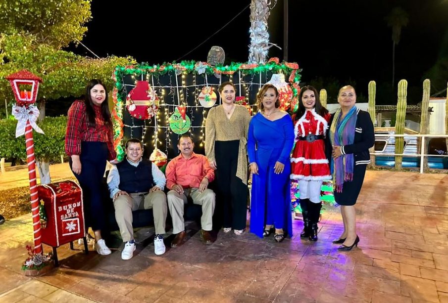 Servidoras públicas durante encendido de árbol navideño