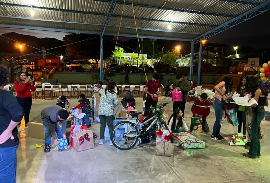 Niños abriendo regalos