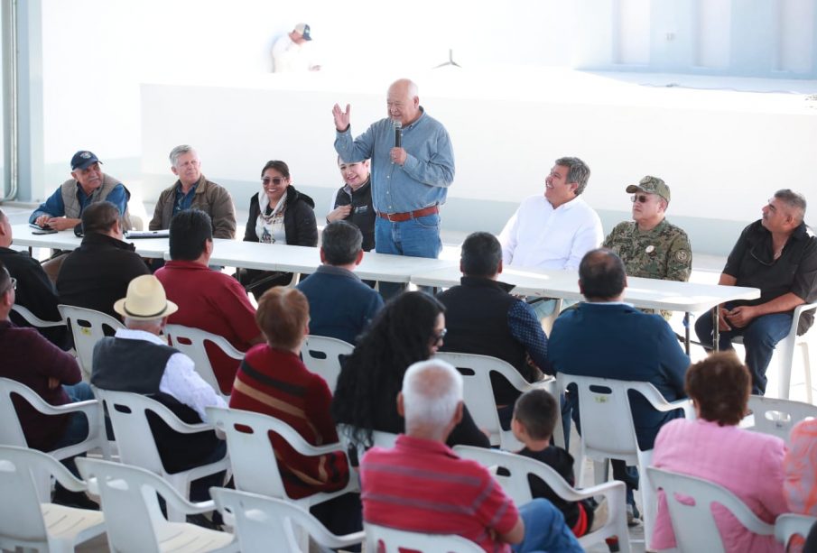 Víctor Castro Cosío en entrega techumbre de cancha pública