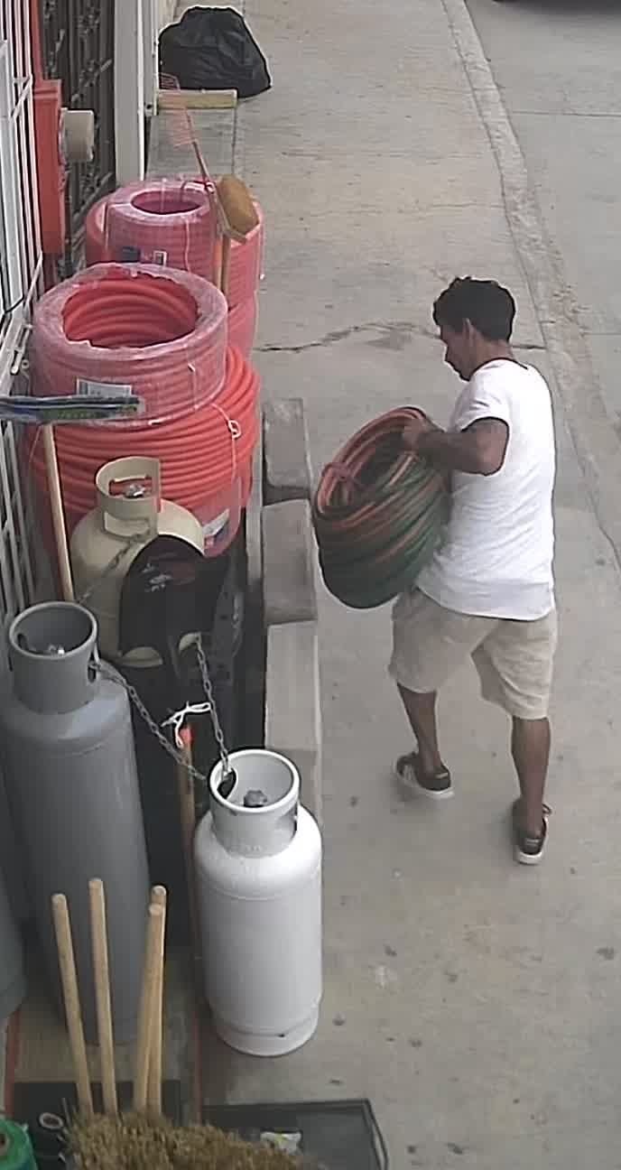 hombre robando en ferretaría