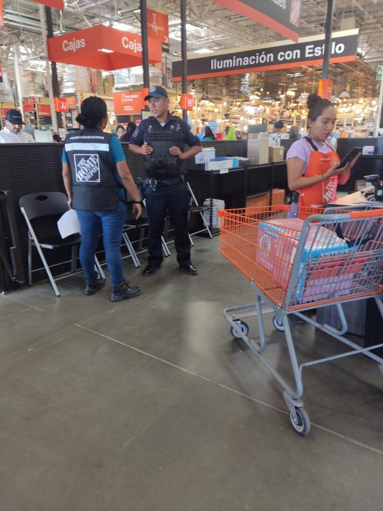 Elementos de seguridad en tienda departamental