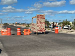Libramiento de La Paz bloqueado y con carteles de protesta