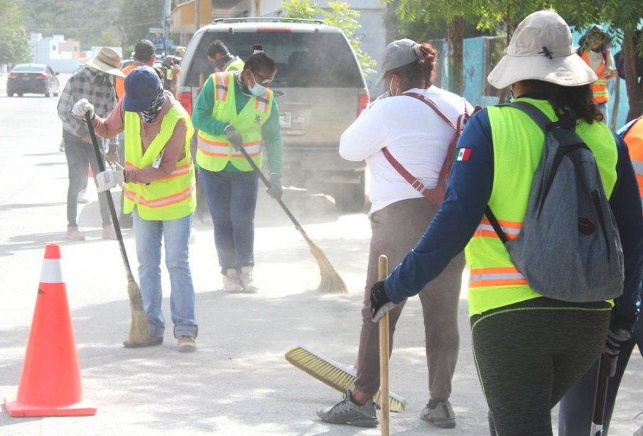 Servidores Públicos realizando limpieza