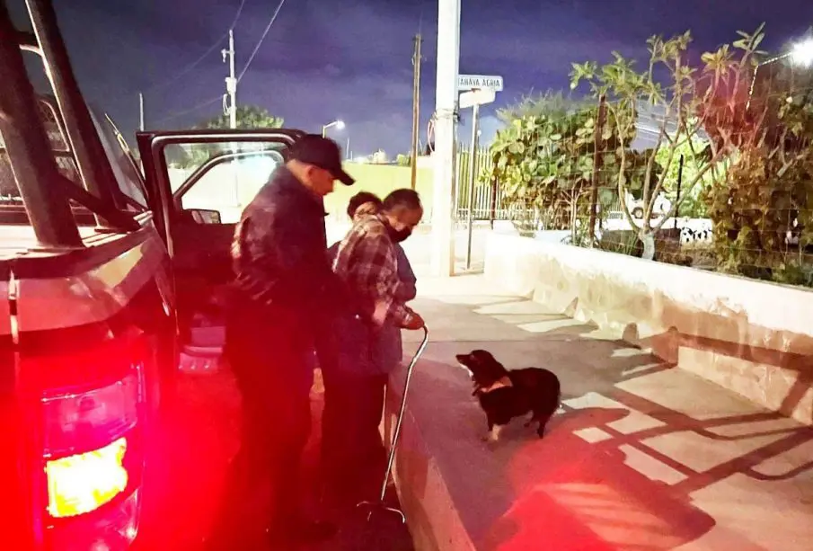 Policías atienden a adulto mayor