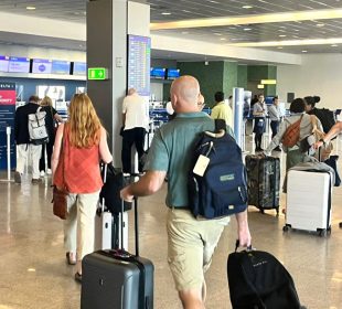 Pasajeros por abordar un vuelo en Los Cabos