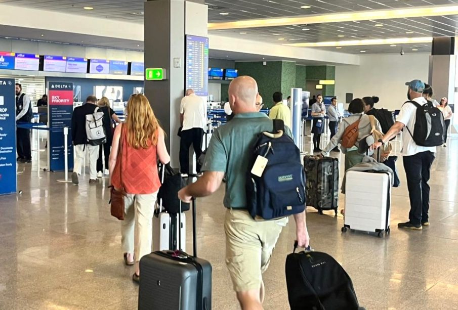 Pasajeros por abordar un vuelo en Los Cabos