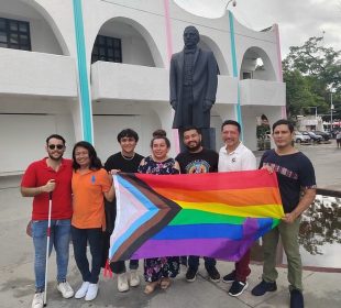 Personas con bandera del orgullo LGBT+