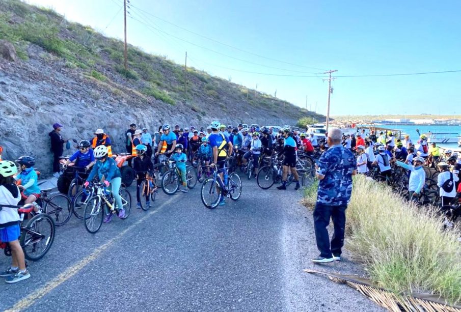 Ciudadanos en bicicleta realizan paseo dominical