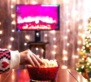 Persona viendo televisión en navidad