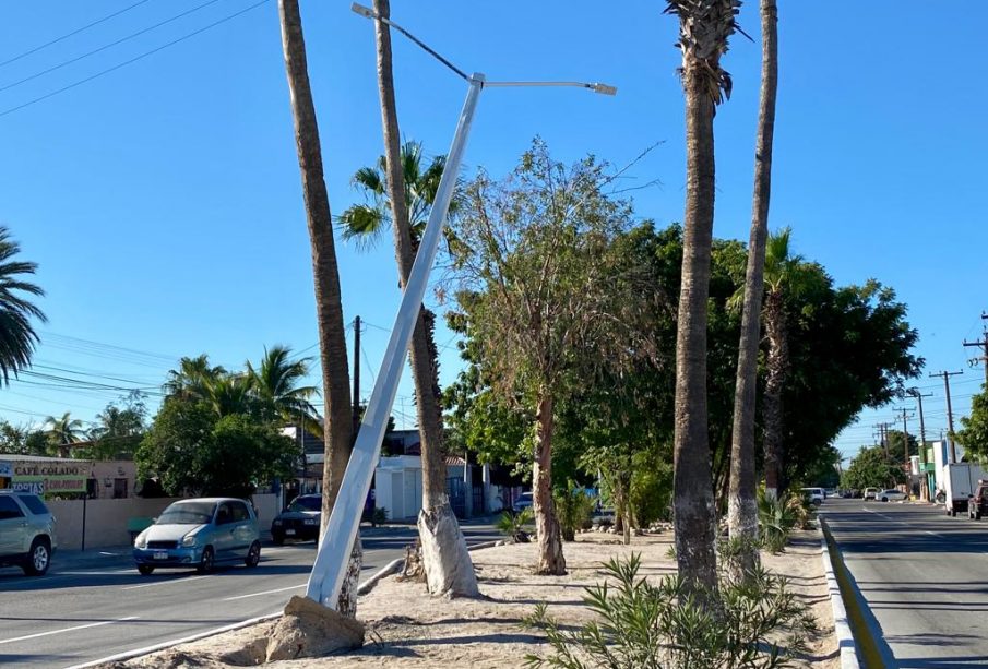 Poste de luz a punto de caer