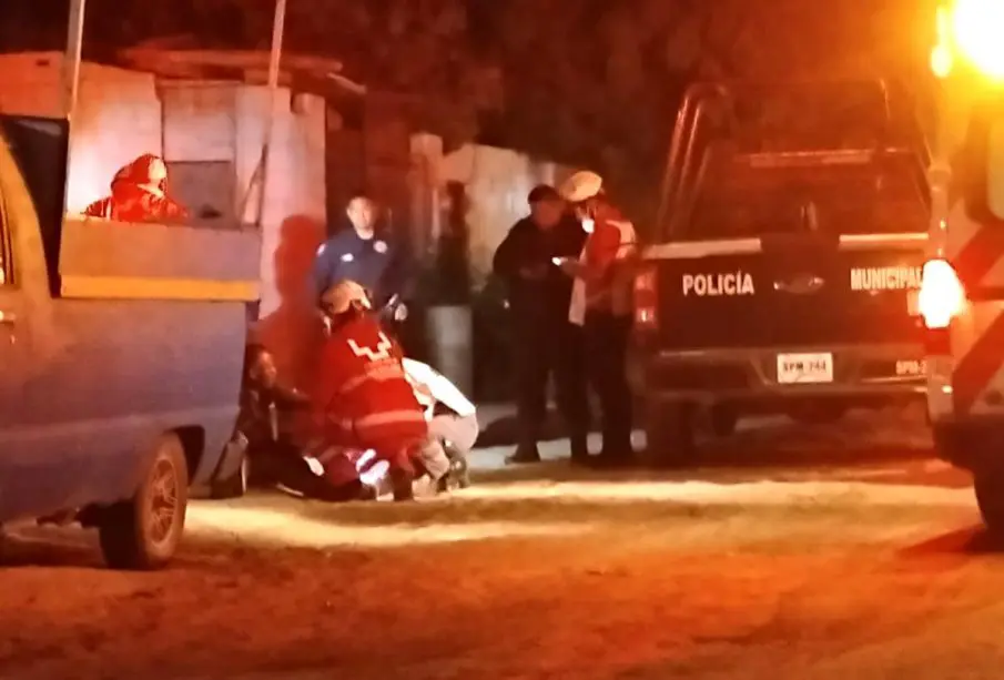 Atienden paramédicos a joven agredido