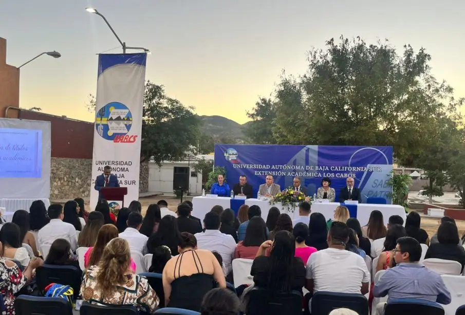 Entrega de títulos de la UABCS.