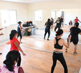 Mujeres haciendo zumba