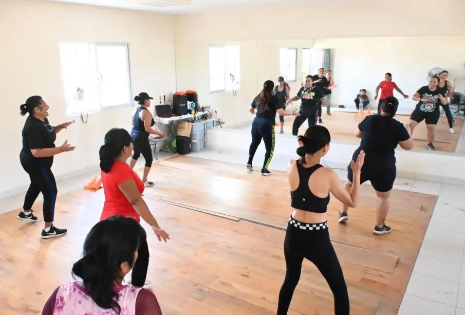 Mujeres haciendo zumba