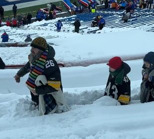 Para poder estar presentes en el partido, aficionados desafían el frío