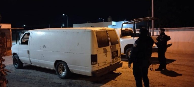 Agentes resguardando camioneta con almejas decomisada