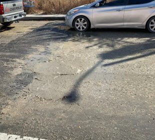 Agua encharcada en calle pavimentada