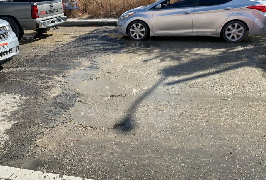 Agua encharcada en calle pavimentada