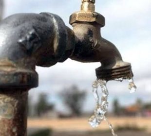 Agua potable saliendo de grifo