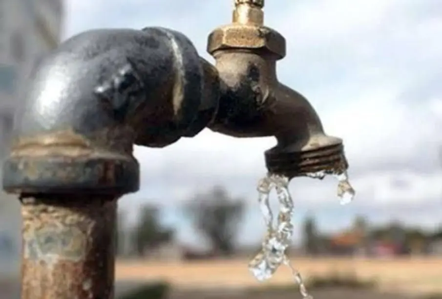 Agua potable saliendo de grifo