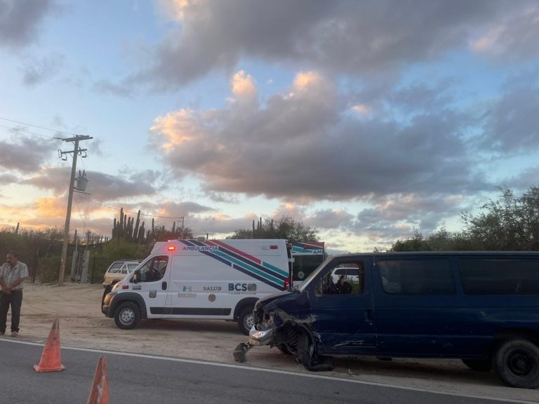 Ambulancia junto a vagoneta que chocó