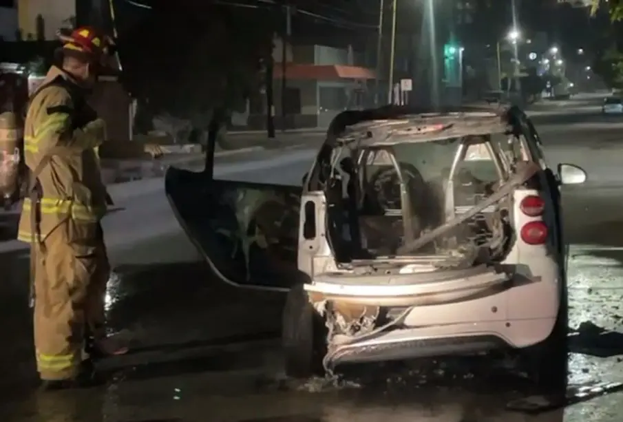 Auto incendiado en La Paz