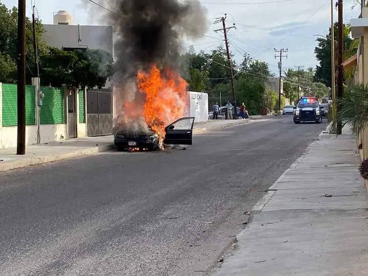 Automóvil quemándose en la colonia Roma