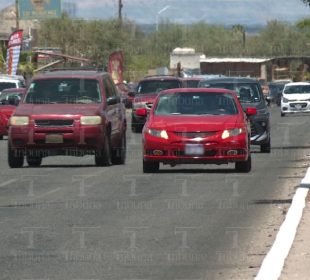 Automóviles circulando en vialidad