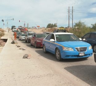 Automóviles en libramiento de La Paz