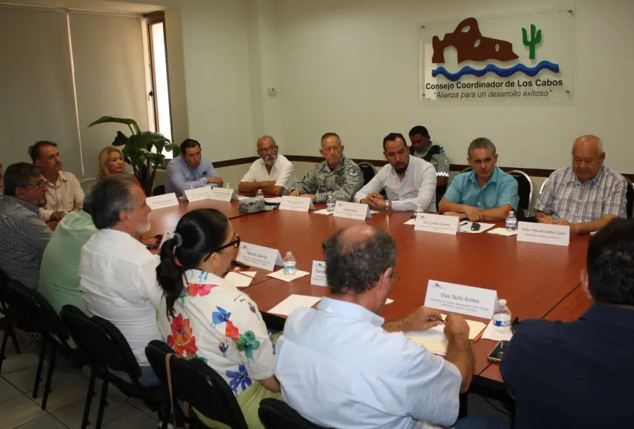 Autoridades y empresarios reunidos