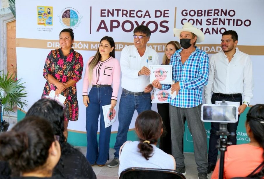 El Ayuntamiento de Los Cabos entrega a poyos