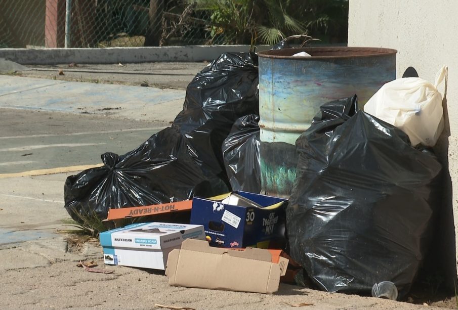 Bolsas de basura juto a tambos