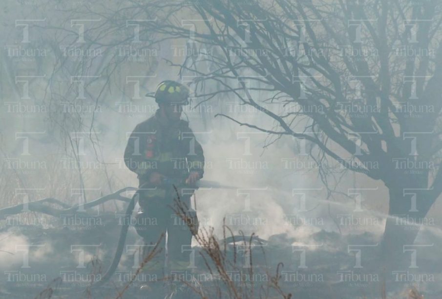 Bombero sofocando incendio en La Paz