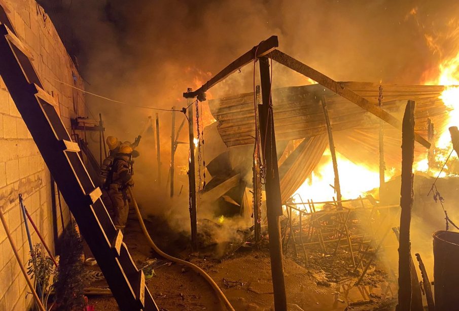 Bomberos apagando incendio