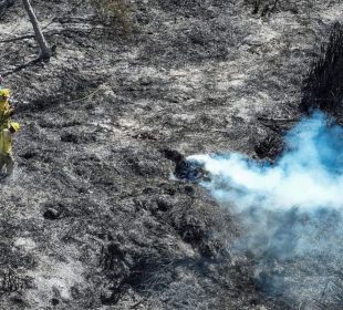 Bomberos apagando incendio en estero