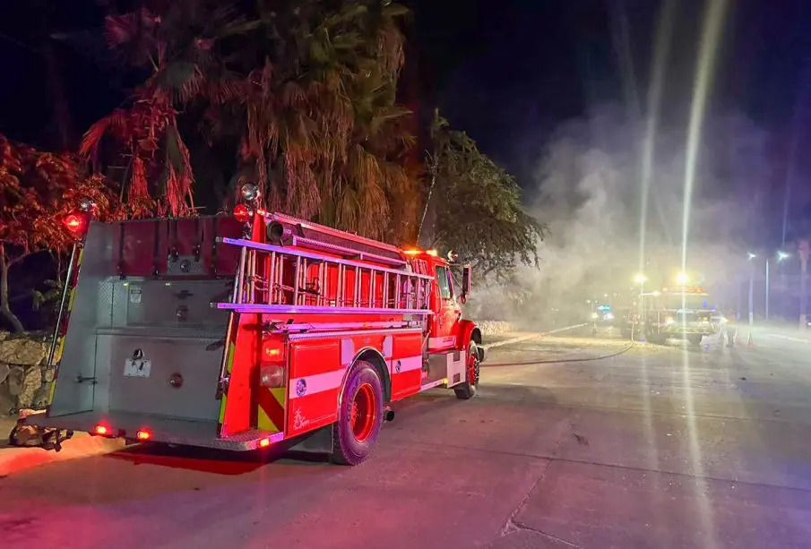 Bomberos atendiendo incendio en la Centenario