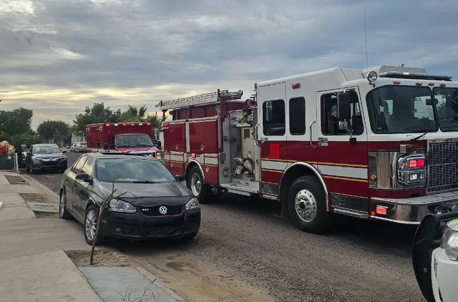 Bomberos respondiendo a explosión de gas en hogar