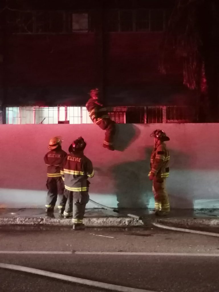 Bomberos sobre barda