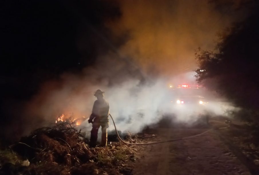 Bomberos sofocando incendio