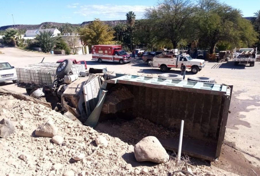 Camión volcado en en San Ignacio