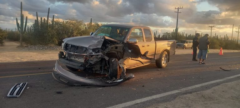 Camioneta desecha del frente tras choque