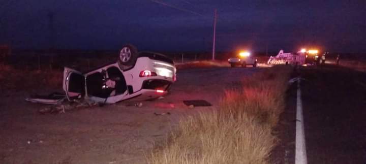 Camioneta volcada a la orilla de la carretera en Comondú